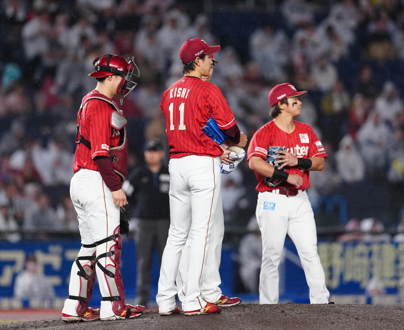 ロッテ対楽天　2回裏ロッテ無死一、二塁、山崎剛に適時打を浴びた後、岸孝之（中央）のもとに集まるナイン（撮影・鈴木みどり）