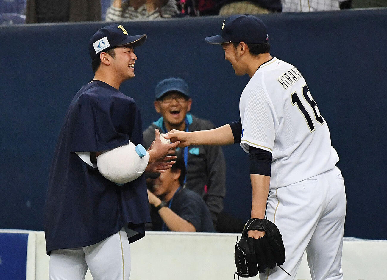 2017年5月16日、プロ初勝利を上げたオリックス黒木優太（左）は平野佳寿からウイニングボールを受け取る