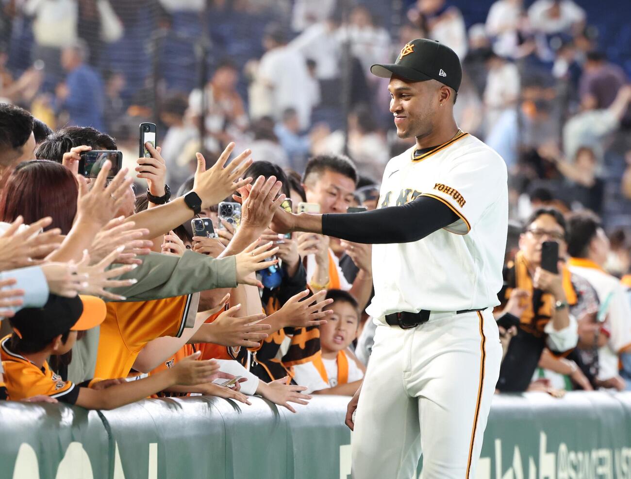巨人対中日　試合後、ファンとタッチするライデル・マルティネス（撮影・黒川智章）