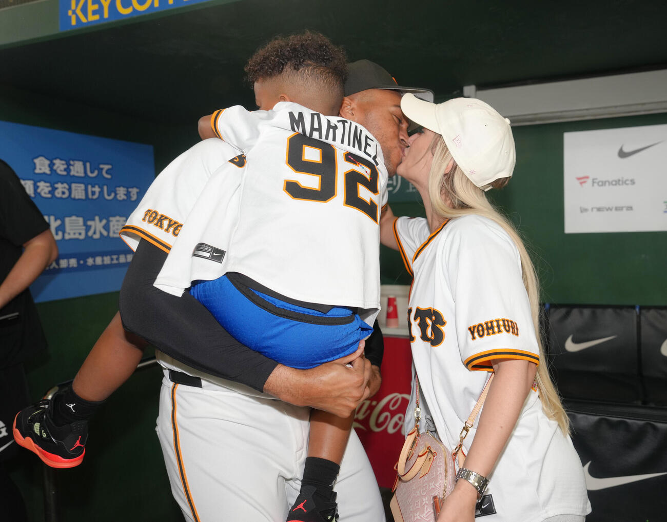 巨人対中日　通算250セーブを達成した巨人ライデル・マルティネスは子どもを抱きかかえ、妻とキスを交わす（撮影・足立雅史）
