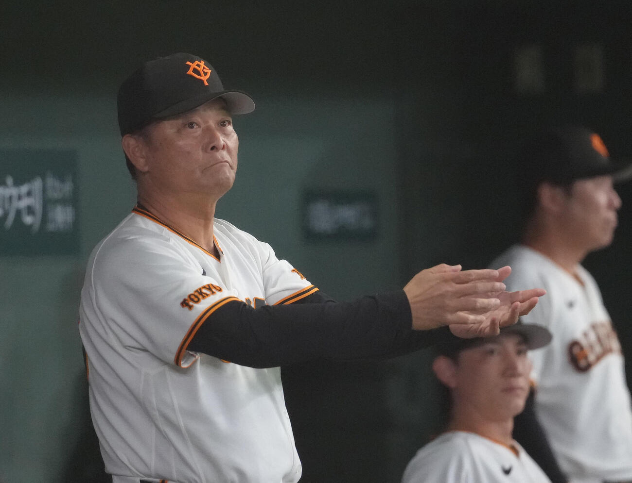 巨人対中日　7回、リプレー検証を求める巨人橋上秀樹監督代行（撮影・足立雅史）