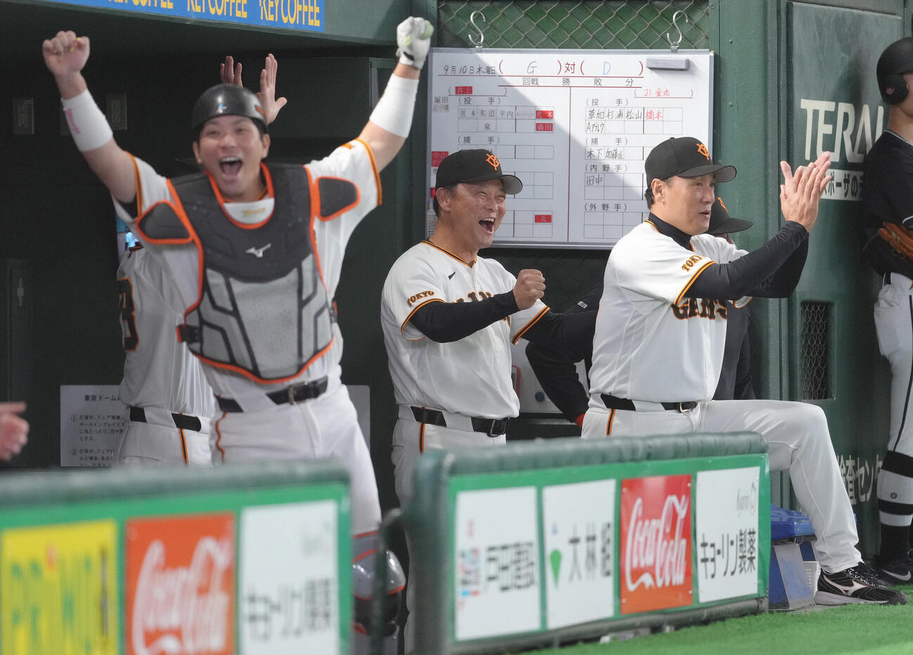 巨人対中日　8回裏巨人1死満塁、佐々木俊輔の一塁セーフ判定がリプレー検証でも覆らず笑顔でガッツポーズする橋上秀樹監督代行（中央）と大城卓三（左）（撮影・足立雅史）