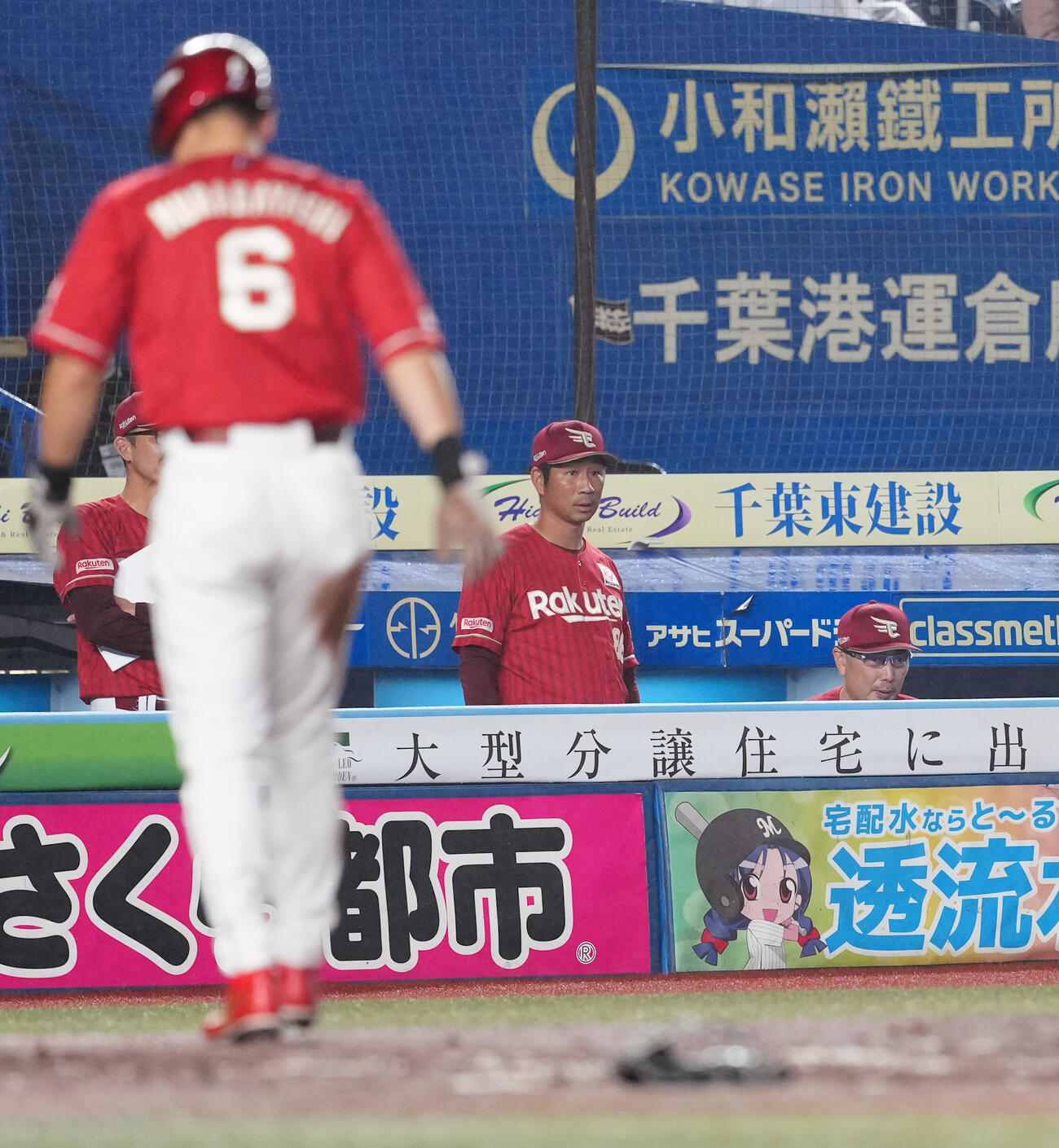 ロッテ対楽天　2回表楽天1死一、三塁、太田光のスクイズ失敗で三塁走者村林一輝（手前）が生還できず、浮かない表情の吉井理人監督（右）（撮影・鈴木みどり）