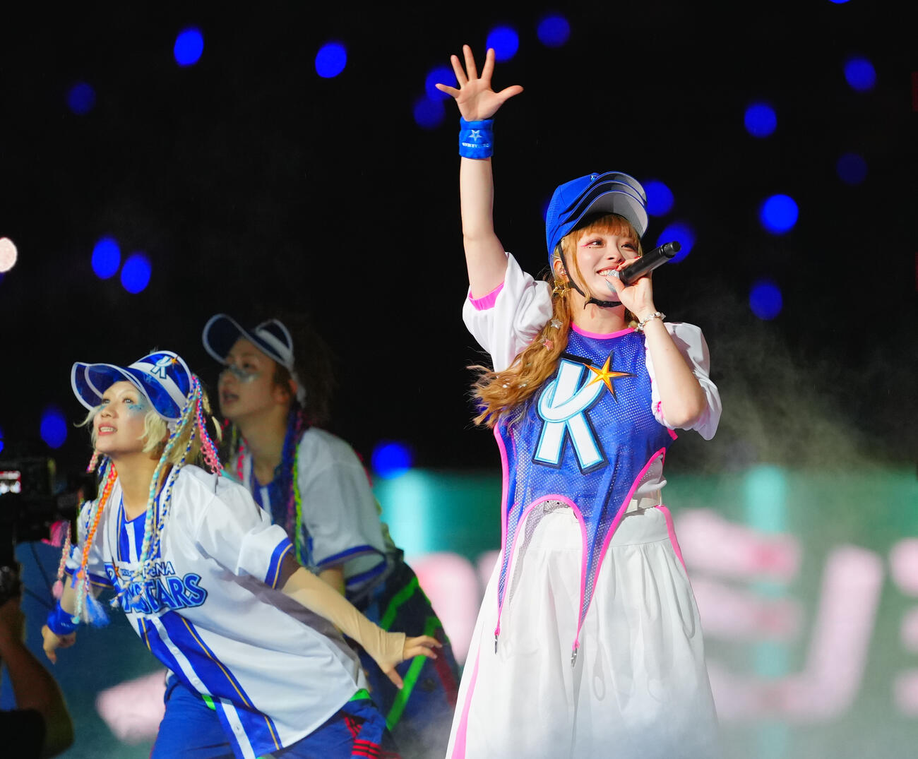 DeNA対ヤクルト　試合後のライブで盛り上げるきゃりーぱみゅぱみゅ（撮影・垰建太）