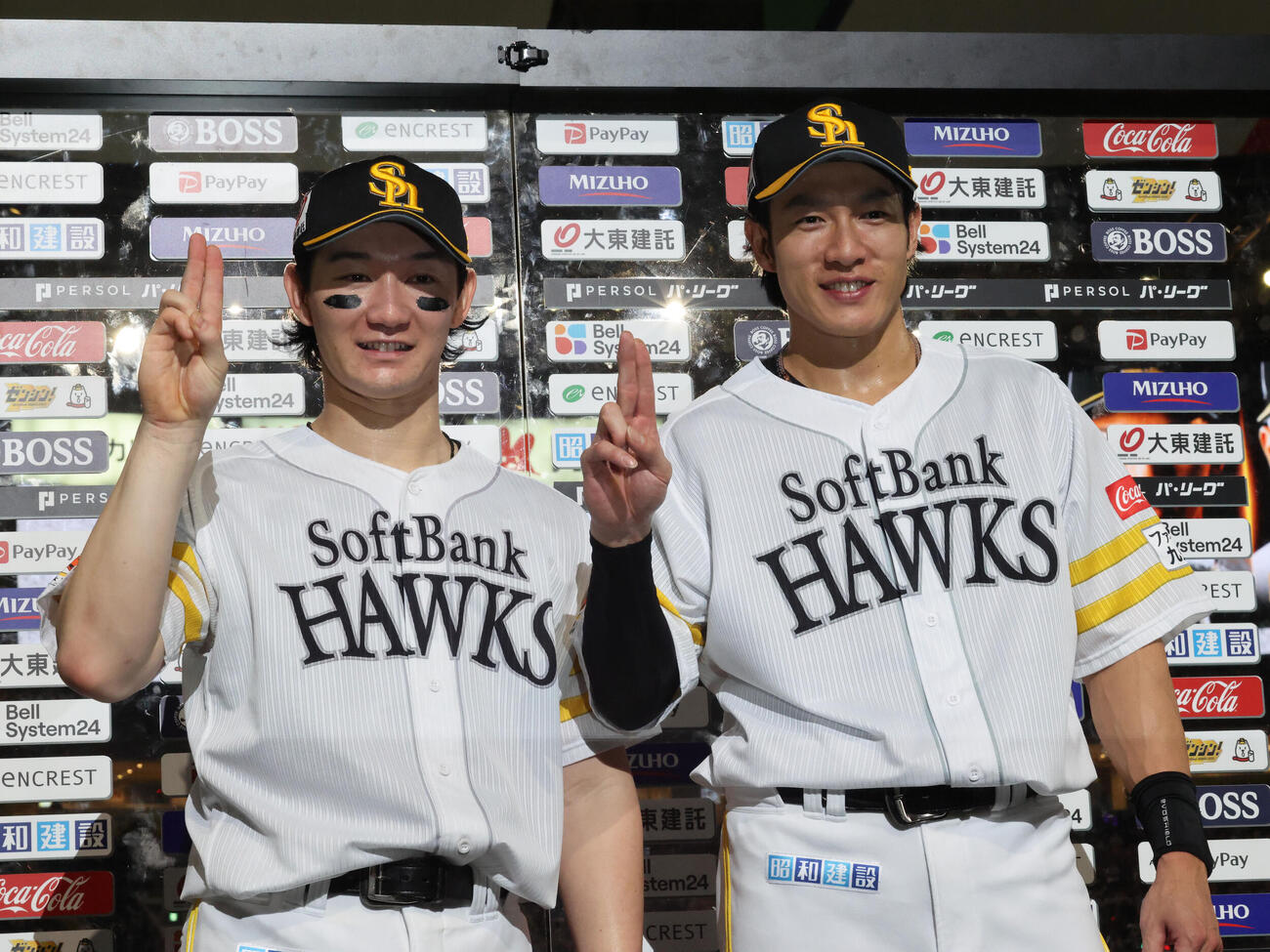 ソフトバンク対日本ハム　ヒーローになったソフトバンク正木智也（左）と柳田悠岐はお立ち台で笑顔（撮影・梅根麻紀）