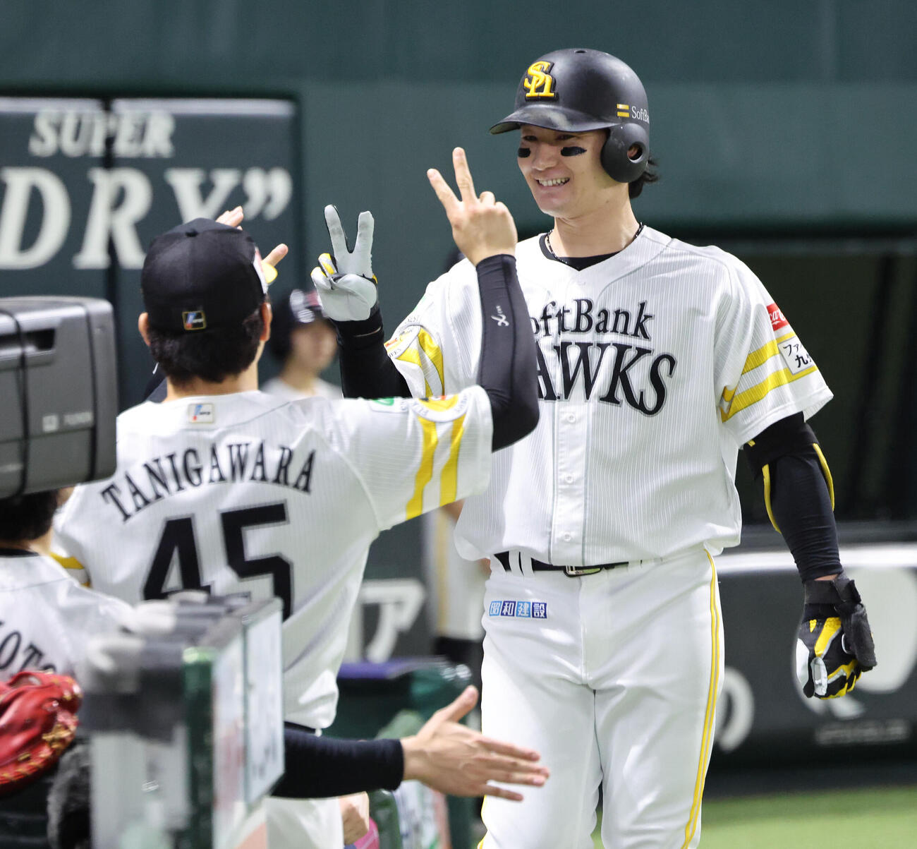 ソフトバンク対日本ハム　3回裏ソフトバンク1死、勝ち越し本塁打を放った正木智也はベンチ前でナインとVサイン(撮影・梅根麻紀）