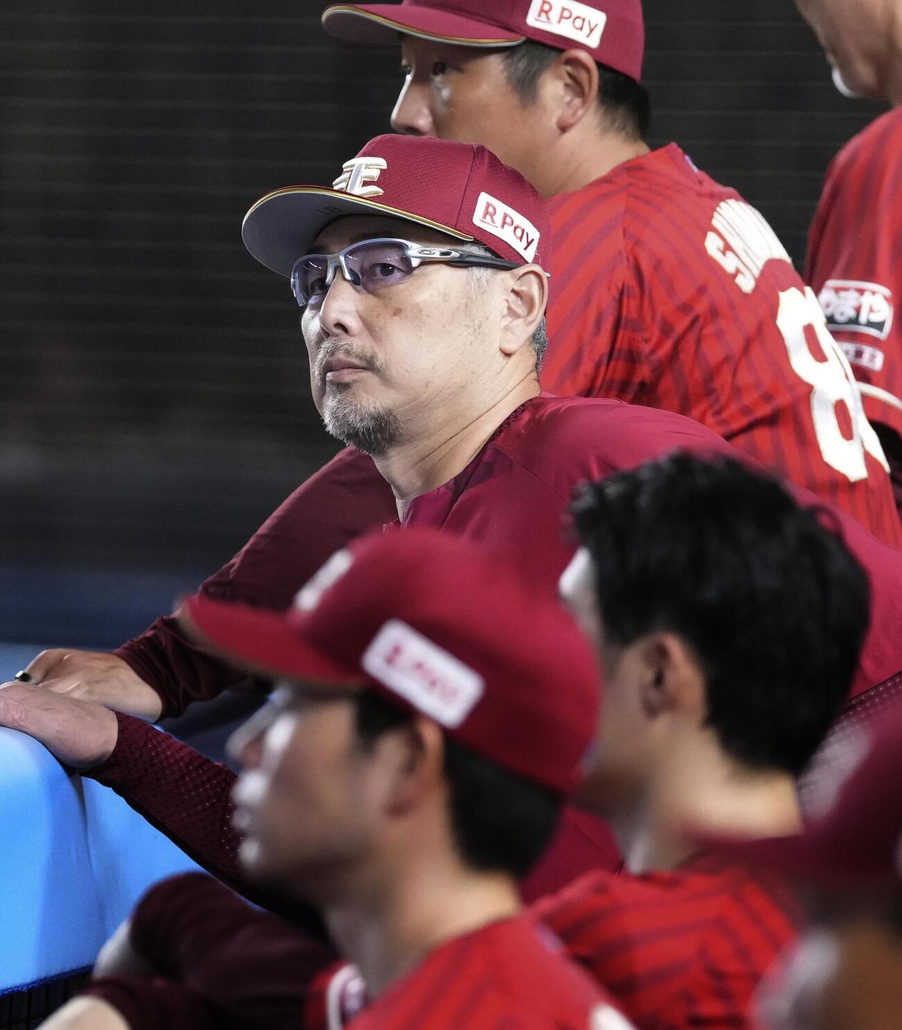 ロッテに敗れ6連敗を喫した楽天・吉井監督＝ZOZOマリン