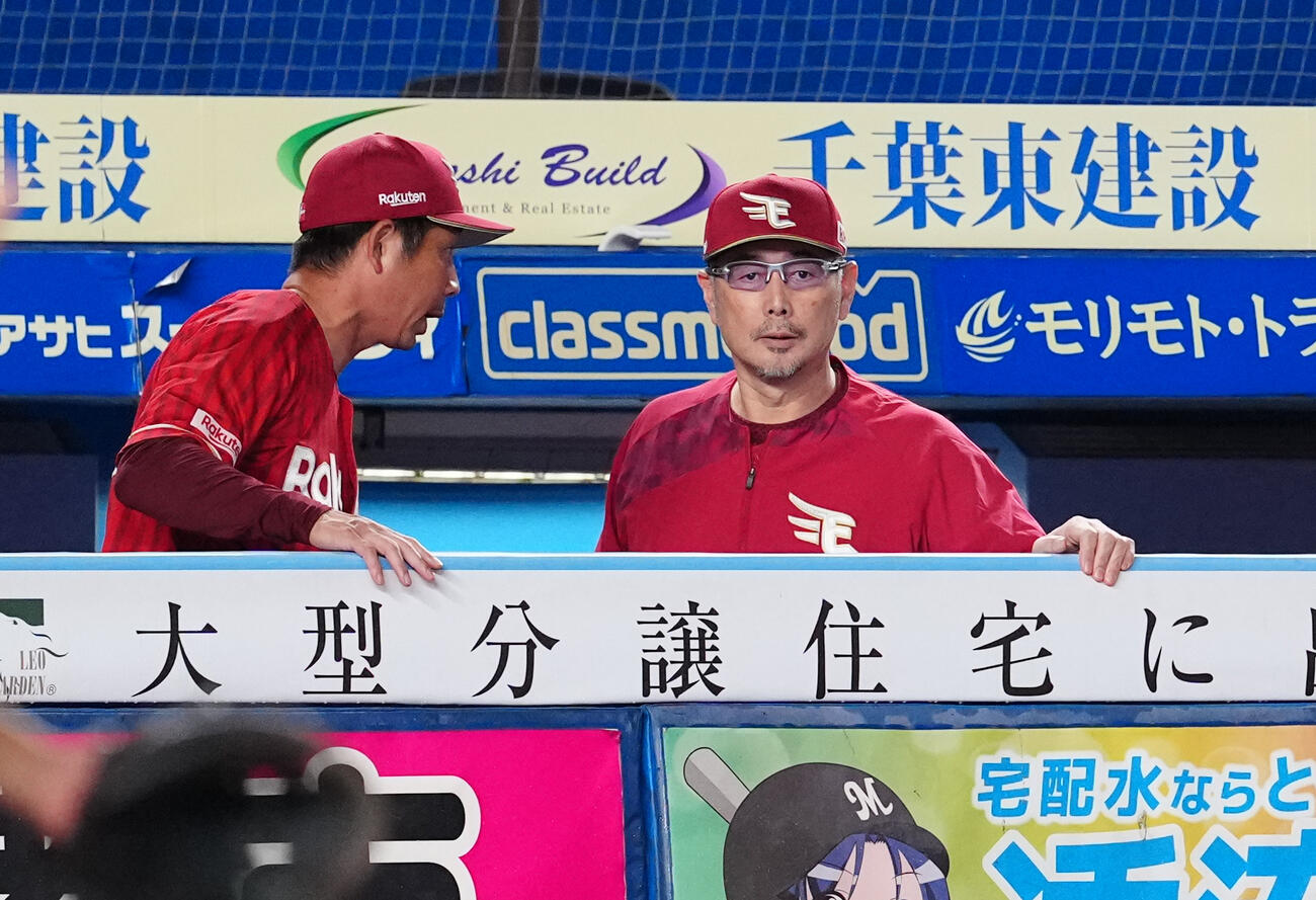 ロッテ対楽天　ベンチから試合を見る楽天吉井理人監督（右）（撮影・鈴木みどり）