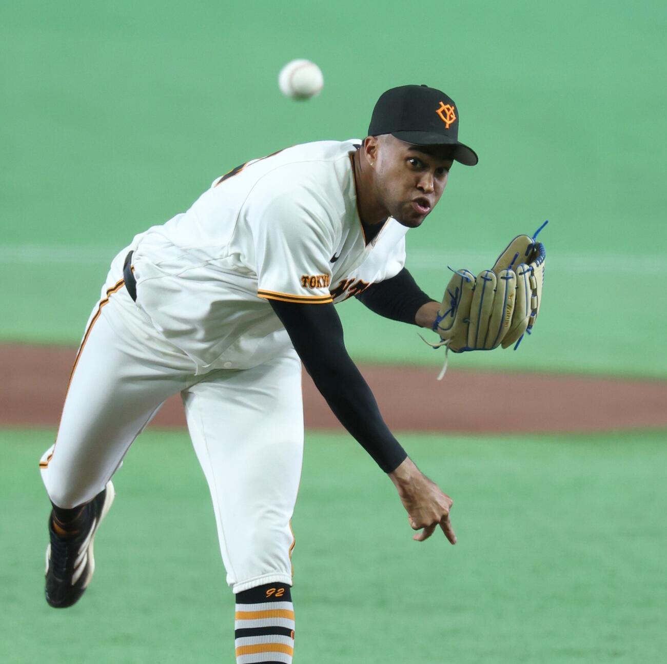 巨人対中日　最後を締めた巨人ライデル・マルティネス（撮影・黒川智章）
