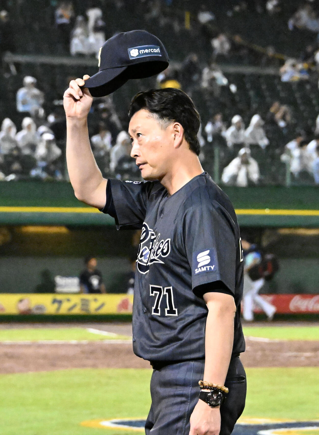 オリックス対西武　ファンらにあいさつをするオリックス岸田護監督（撮影・石井愛子）