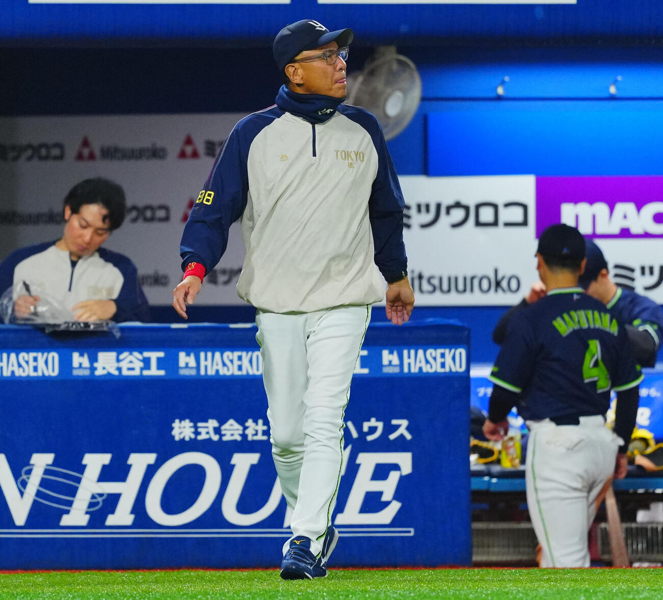 DeNA対ヤクルト　8回表の攻撃を無得点で終え交代を告げにベンチを出る池山隆寛監督（撮影・垰建太）