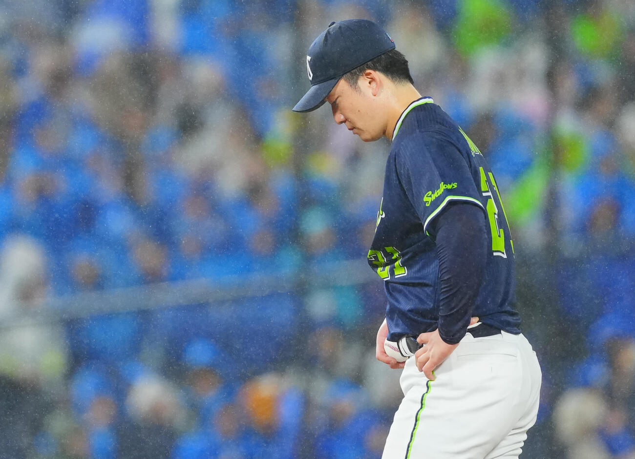 DeNA対ヤクルト　3回裏DeNA2死、古市尊に2者連続となるソロ本塁打を浴びうつむく吉村貢司郎（撮影・垰建太）