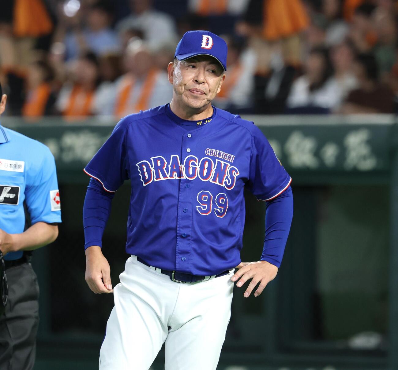 巨人対中日　選手交代を告げる井上一樹監督（撮影・黒川智章）