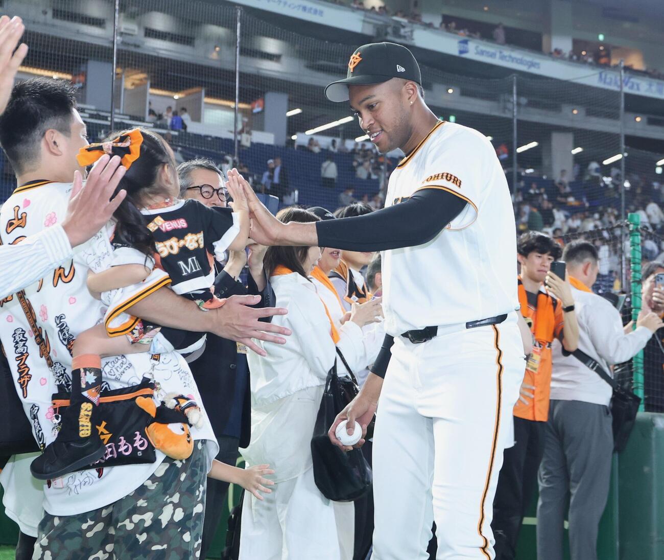巨人対中日　試合後、ファンとタッチするライデル・マルティネス（撮影・黒川智章）