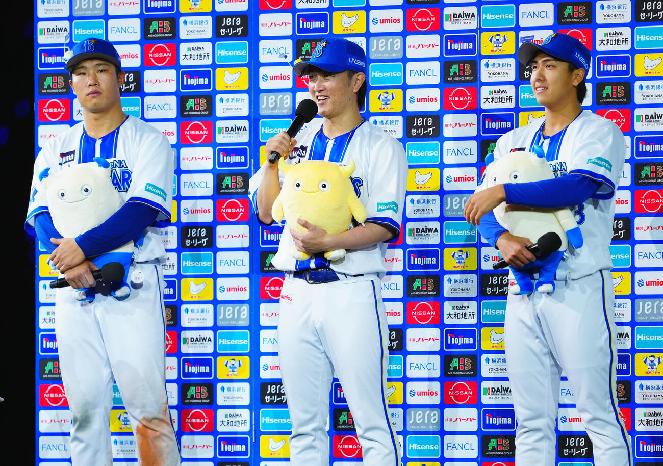 DeNA対ヤクルト　ヤクルトに勝利しお立ち台に上がるDeNA井上朋也（左）、古市尊（中央）、深沢鳳介（撮影・垰建太）