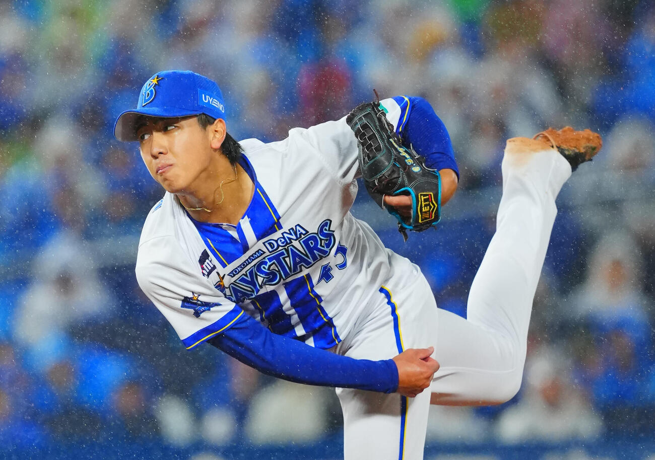 DeNA対ヤクルト　雨の中、力投するDeNA先発深沢鳳介（撮影・垰建太）