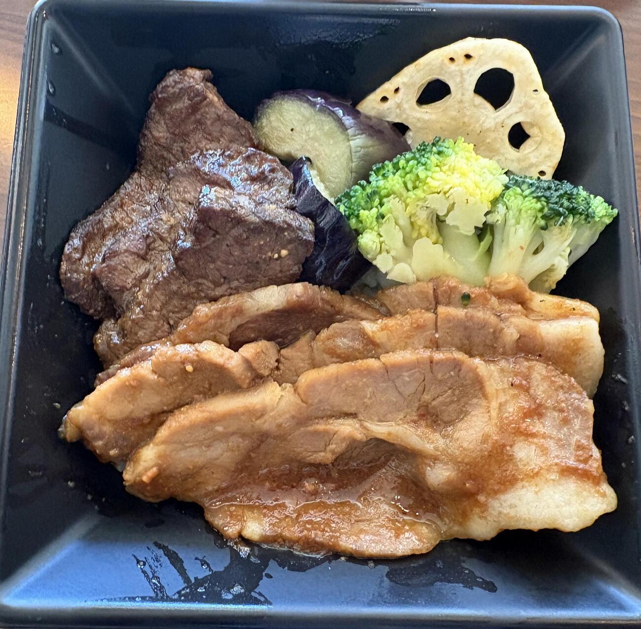 大麦牛ANGUSと麦小町Ⓡの肉×肉丼
