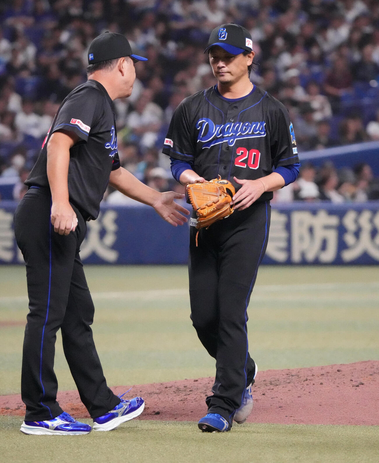 中日対ヤクルト　4回表ヤクルト2死一、三塁、中日先発の涌井秀章（右）はマウンドを降りる（撮影・森本幸一）