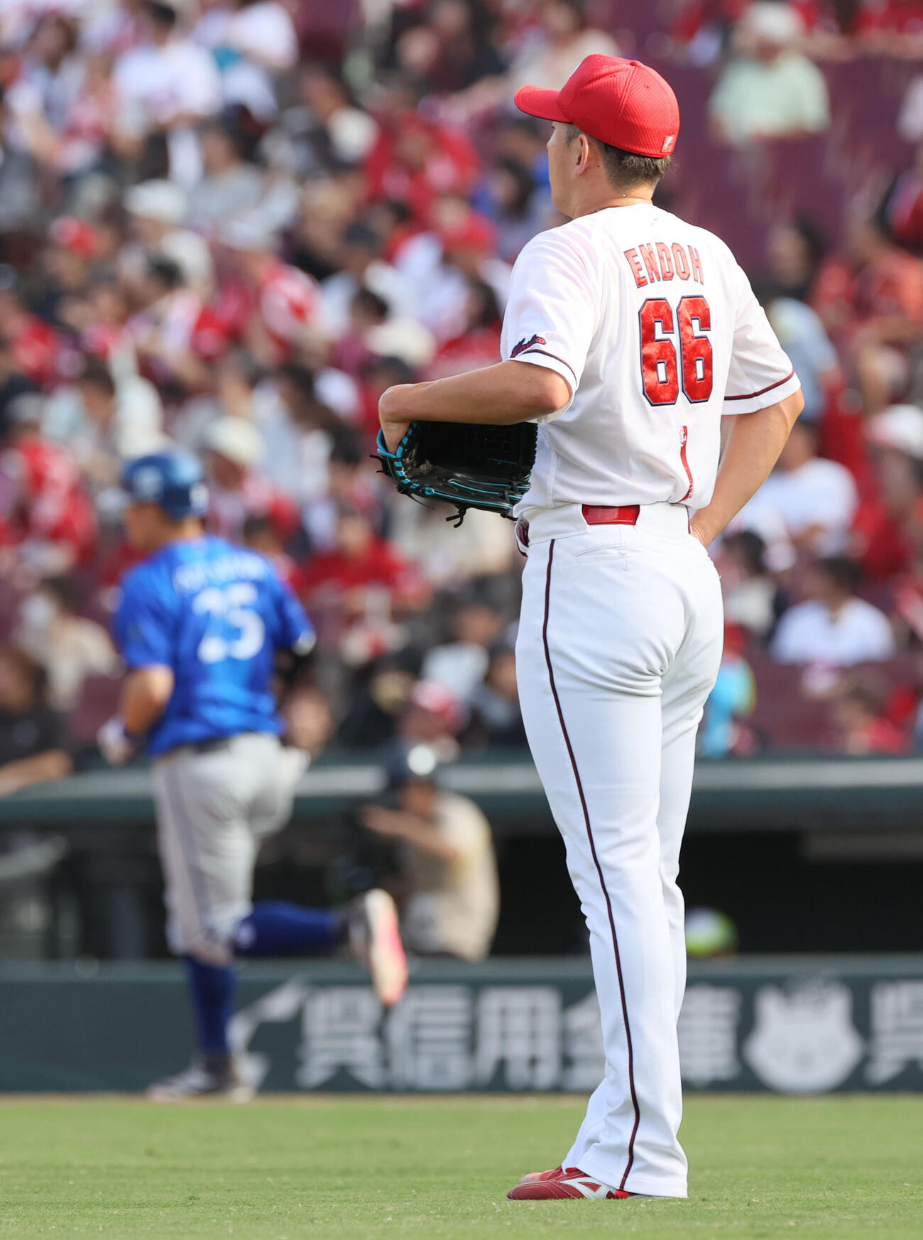 広島対DeNA 9回表DeNA2死二塁、筒香嘉智に右越え2点本塁打を浴びた遠藤淳志（撮影・加藤孝規）