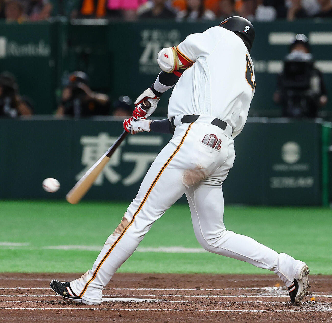 巨人対阪神　2回裏巨人無死、左前安打を放つ坂本勇人（撮影・野上伸悟）