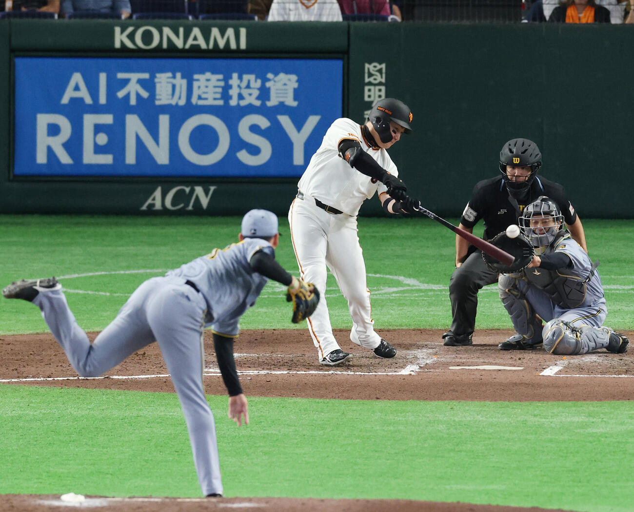 巨人対阪神　7回裏巨人無死、安打を放つ丸佳浩。投手は及川雅貴（撮影・増田悦実）