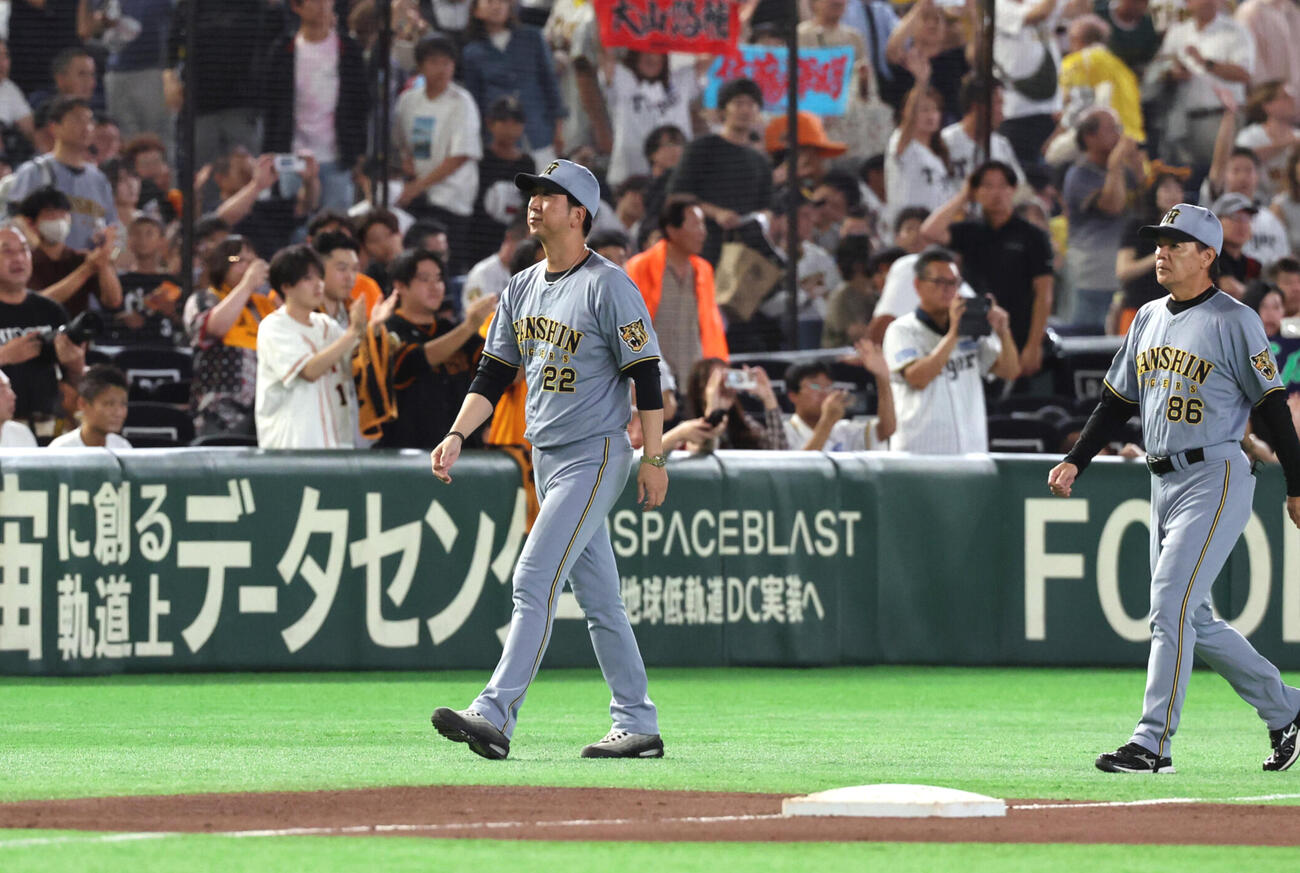 巨人対阪神　巨人に0・5ゲーム差に迫られ、引き揚げる阪神藤川球児監督ら（撮影・浅見桂子）