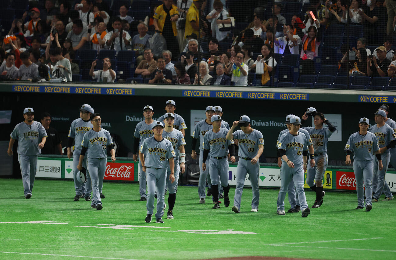 巨人対阪神　巨人に敗れ、東京ドーム最終戦のあいさつにでる阪神ナイン（撮影・増田悦実）