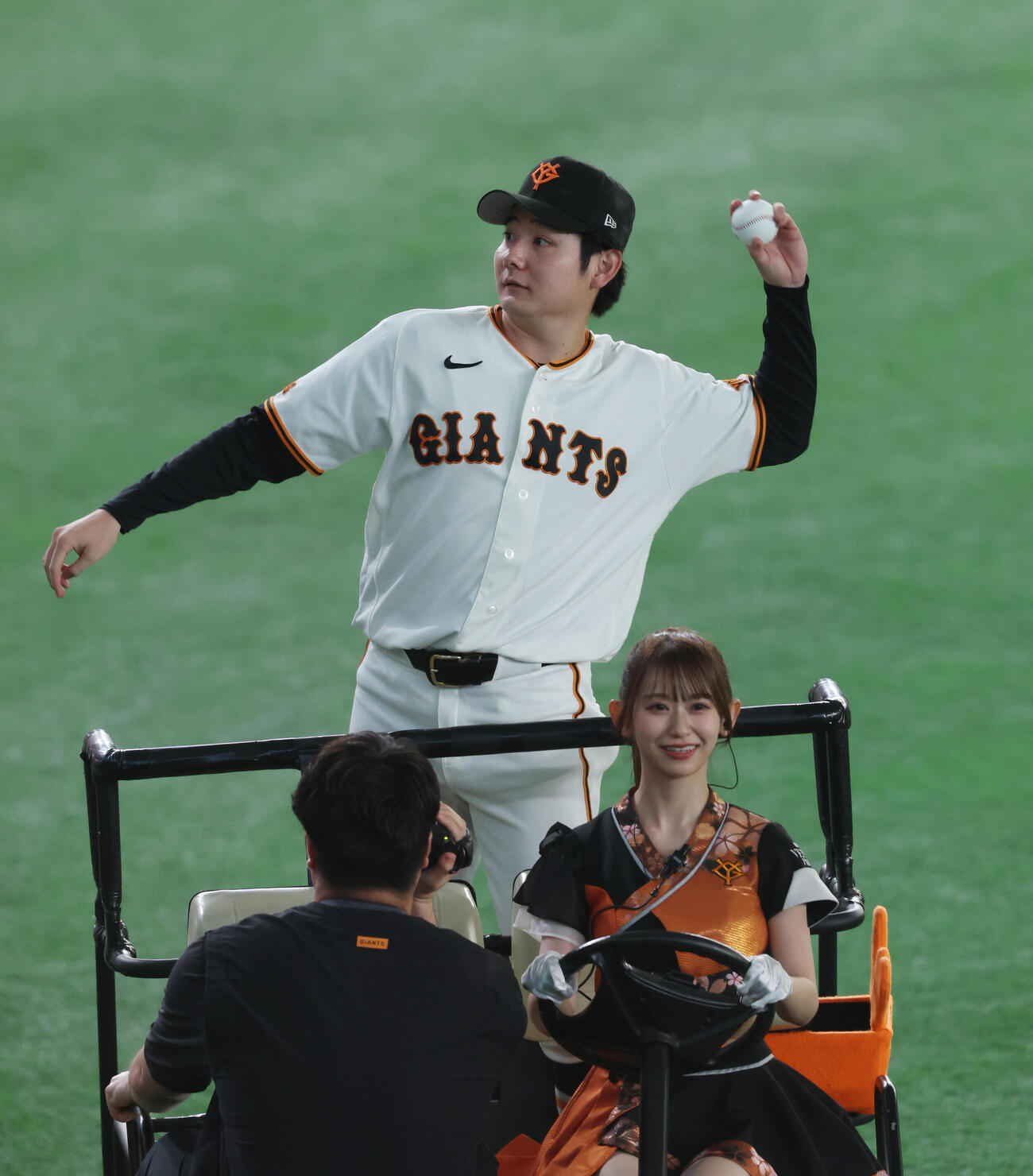 巨人対阪神　10勝目を挙げた巨人竹丸和幸（左）はペンライトで「十」の文字を作り、松本剛と笑顔で記念撮影（撮影・浅見桂子）