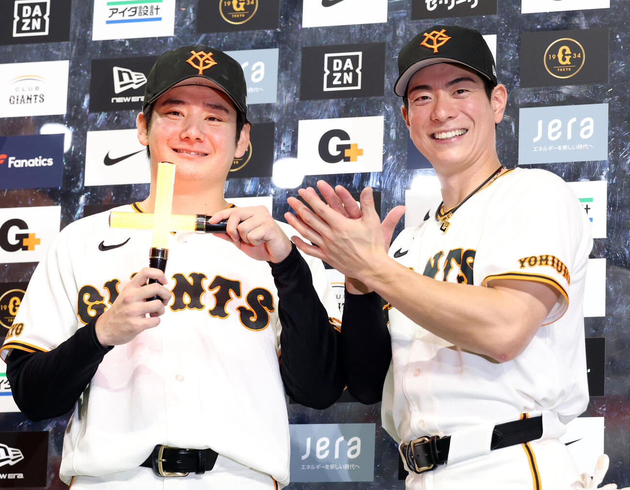 巨人対阪神　10勝目を挙げた巨人竹丸和幸（左）はペンライトで「十」の文字を作り、松本剛と笑顔で記念撮影（撮影・浅見桂子）