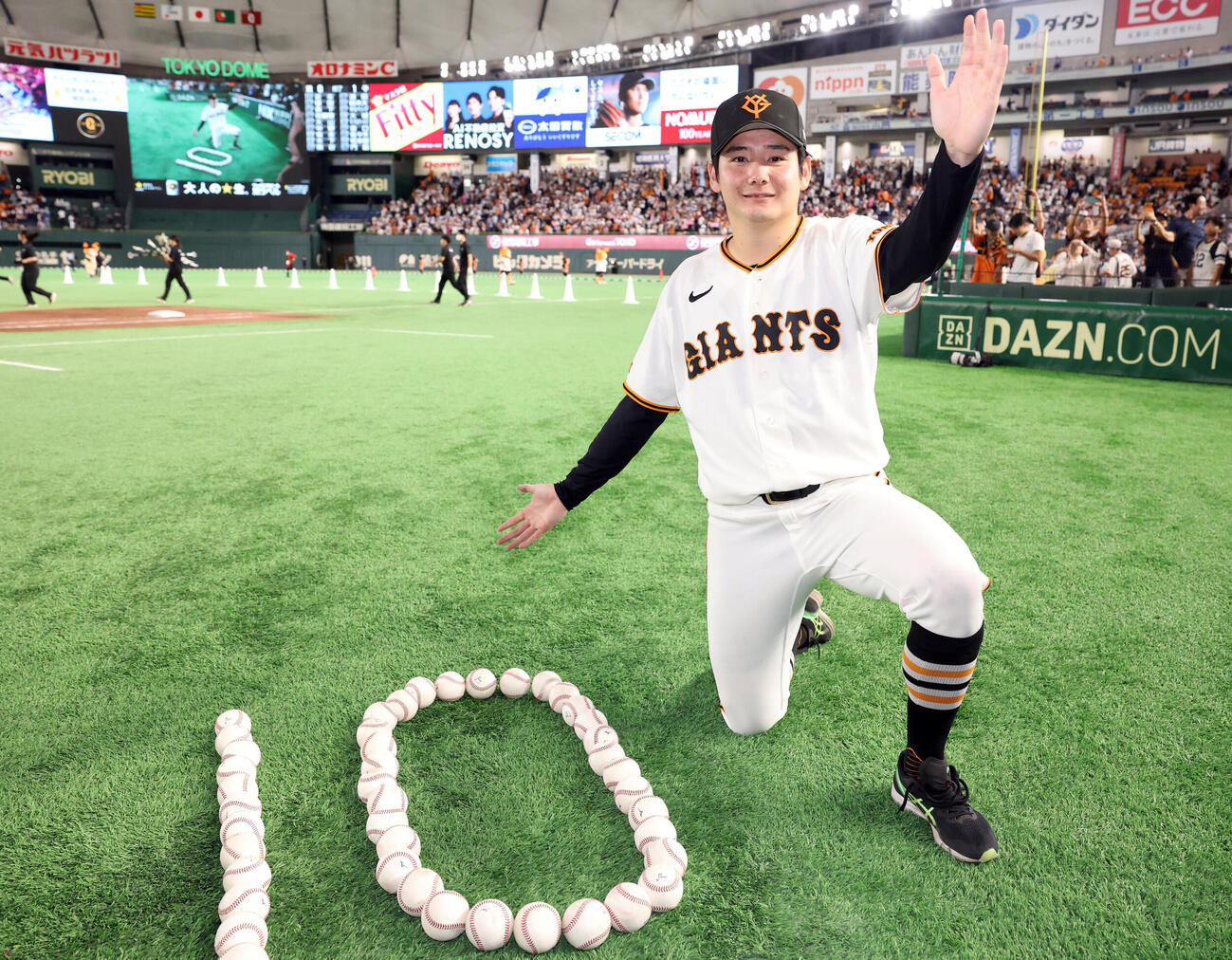 巨人対阪神　10勝目を挙げた巨人竹丸和幸は「10」と書かれたボールと記念撮影（撮影・浅見桂子）