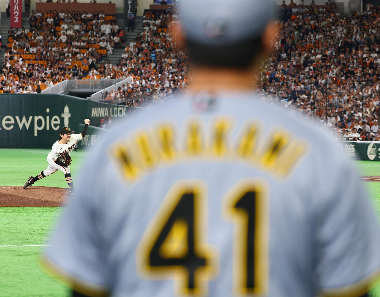 巨人対阪神　10勝目を挙げた巨人竹丸和幸はキッズジャビットと記念撮影（撮影・浅見桂子）