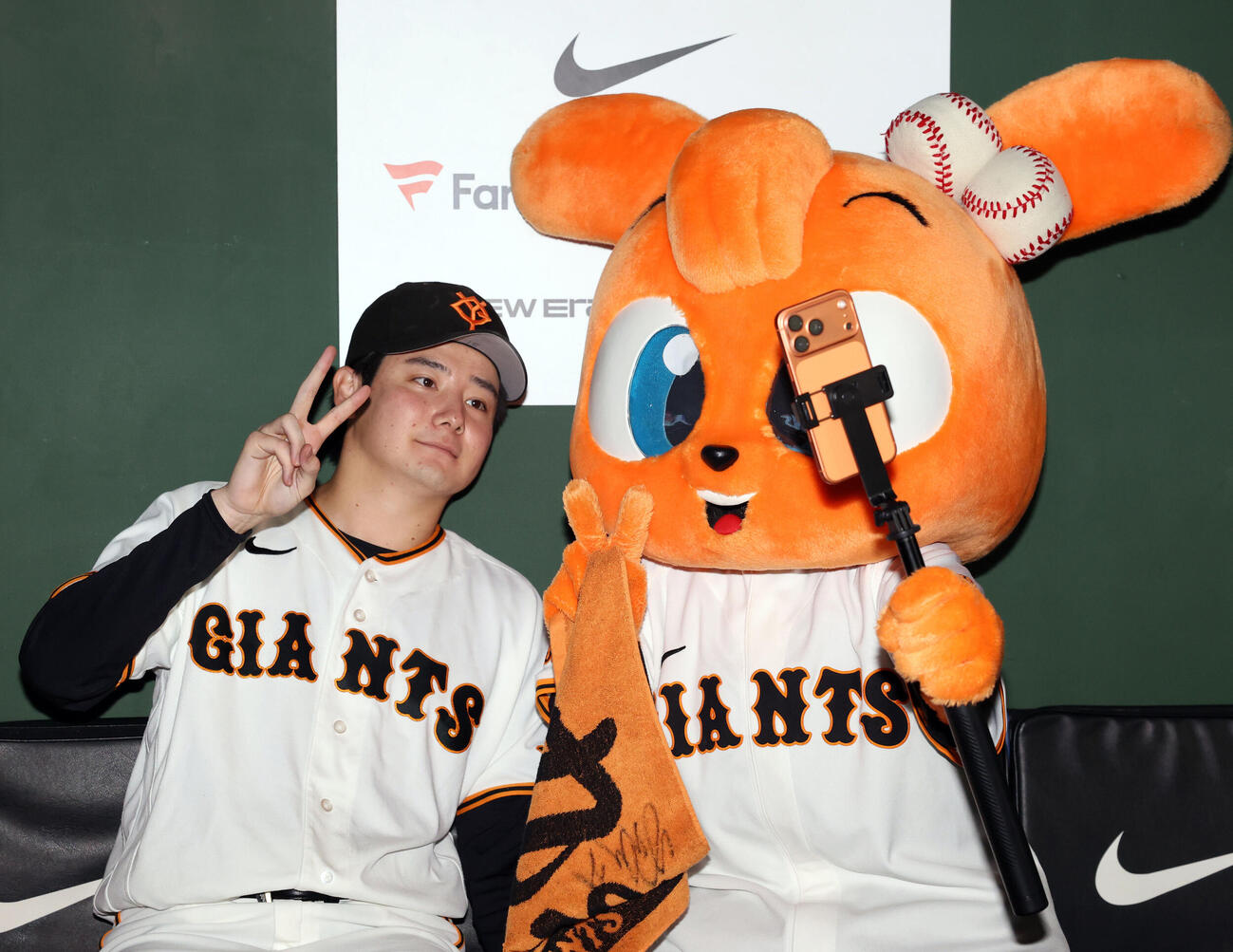 巨人対阪神　ライデル・マルティネス（左）からウイニングボールを受け取る巨人竹丸和幸（撮影・野上伸悟）