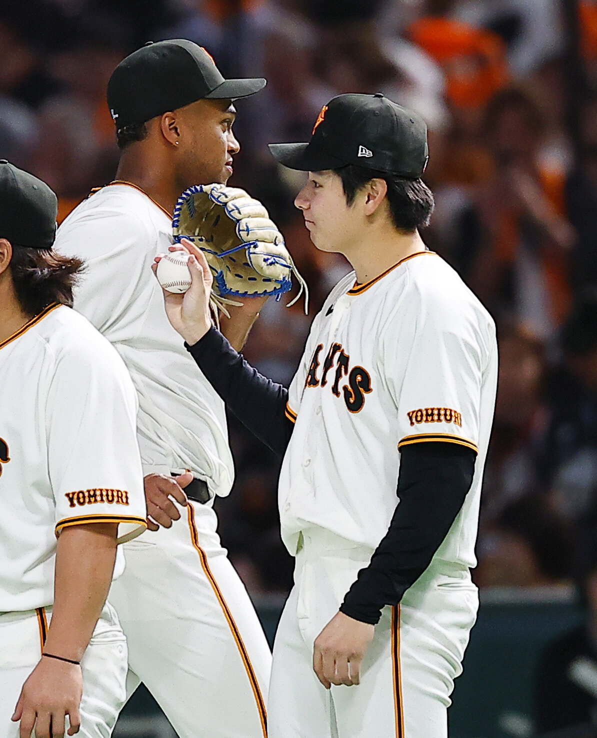 巨人対阪神　勝利し竹丸和幸（右）とタッチを交わす橋上秀樹監督代行（撮影・増田悦実）
