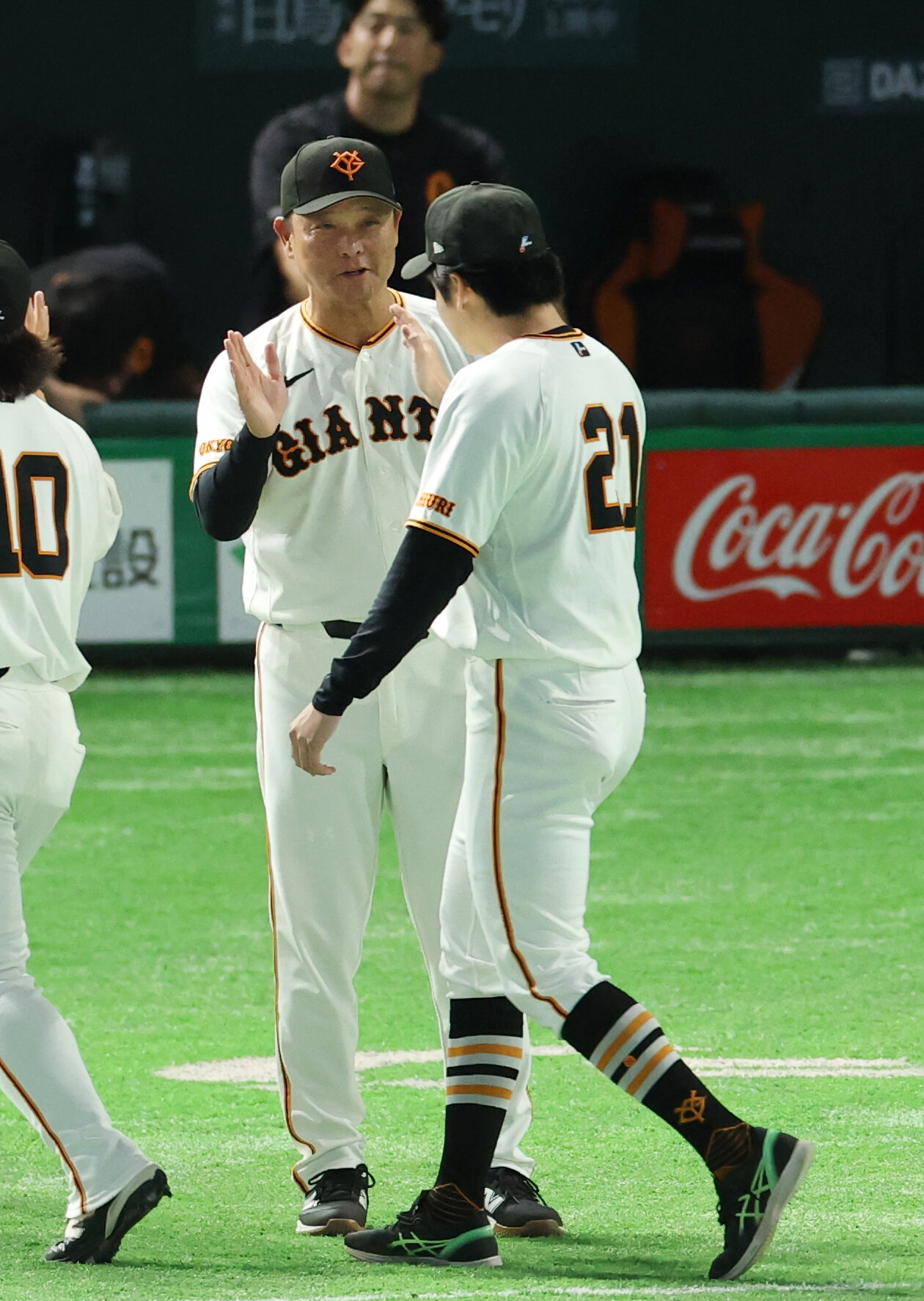 巨人対阪神　ヒーローカーに乗りばんざいをする竹丸和幸（左）と松本剛（撮影・増田悦実）