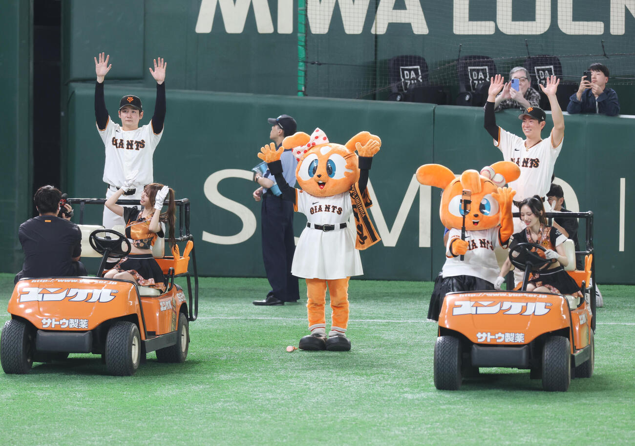 巨人対阪神　ヒーローカーに乗りボールを投げ入れる竹丸和幸（撮影・増田悦実）
