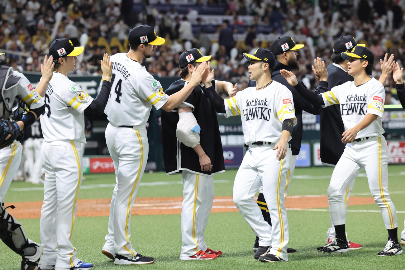 ソフトバンク対ロッテ　来日初勝利を飾ったソフトバンクのジャクソン・ラトリッジはハイタッチでナインを出迎える（撮影・梅根麻紀）