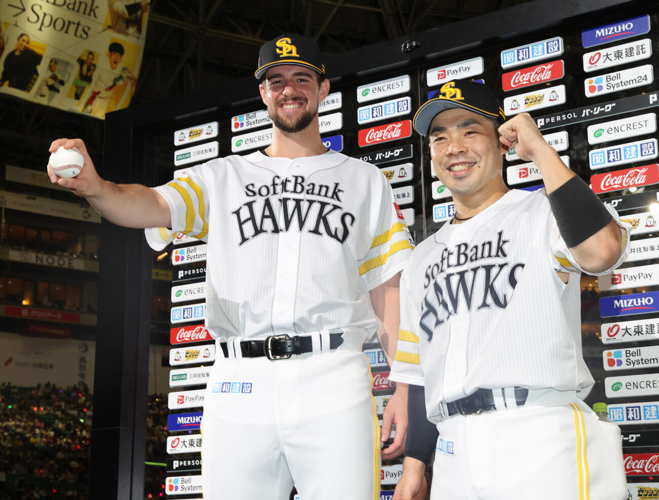 ソフトバンク対ロッテ　来日初勝利を飾ったソフトバンクのジャクソン・ラトリッジと近藤健介はお立ち台で笑顔を見せる（撮影・梅根麻紀）