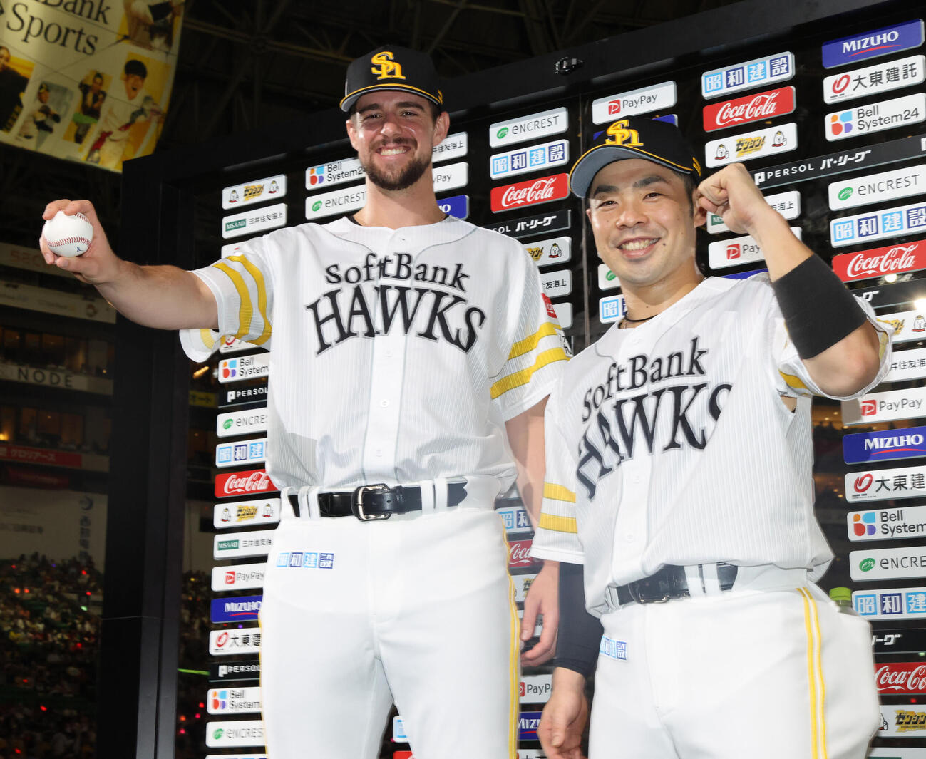 ソフトバンク対ロッテ　来日初勝利を飾ったソフトバンクのジャクソン・ラトリッジと近藤健介はお立ち台で笑顔を見せる（撮影・梅根麻紀）