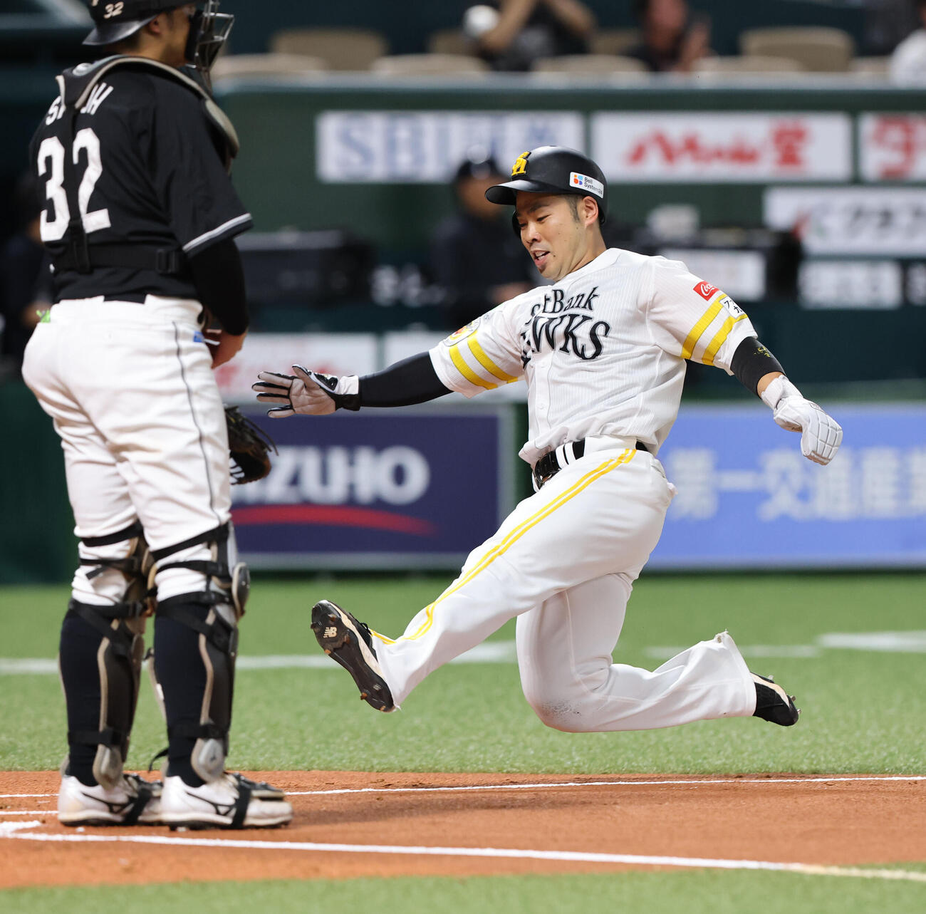 ソフトバンク対ロッテ　1回裏ソフトバンク1死一、二塁、栗原陵矢の中越え逆転2点適時二塁打で生還する近藤健介（撮影・梅根麻紀）