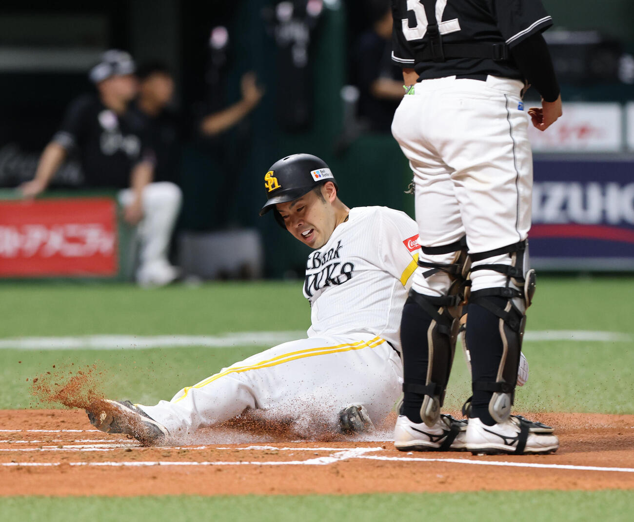 ソフトバンク対ロッテ　1回裏ソフトバンク1死一、二塁、栗原陵矢の中越え逆転2点適時二塁打で生還する近藤健介（撮影・梅根麻紀）