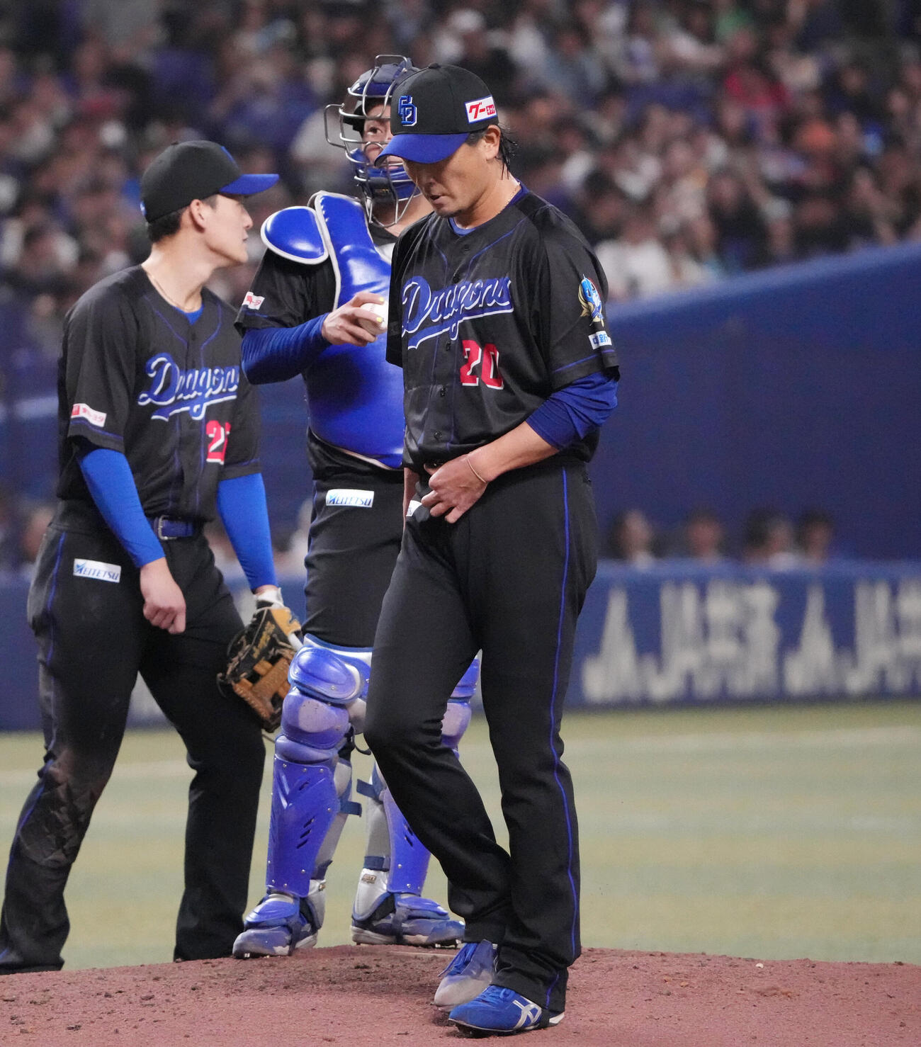中日対ヤクルト　4回表ヤクルト2死一、三塁、中日先発の涌井秀章（右）はマウンドを降りる（撮影・森本幸一）
