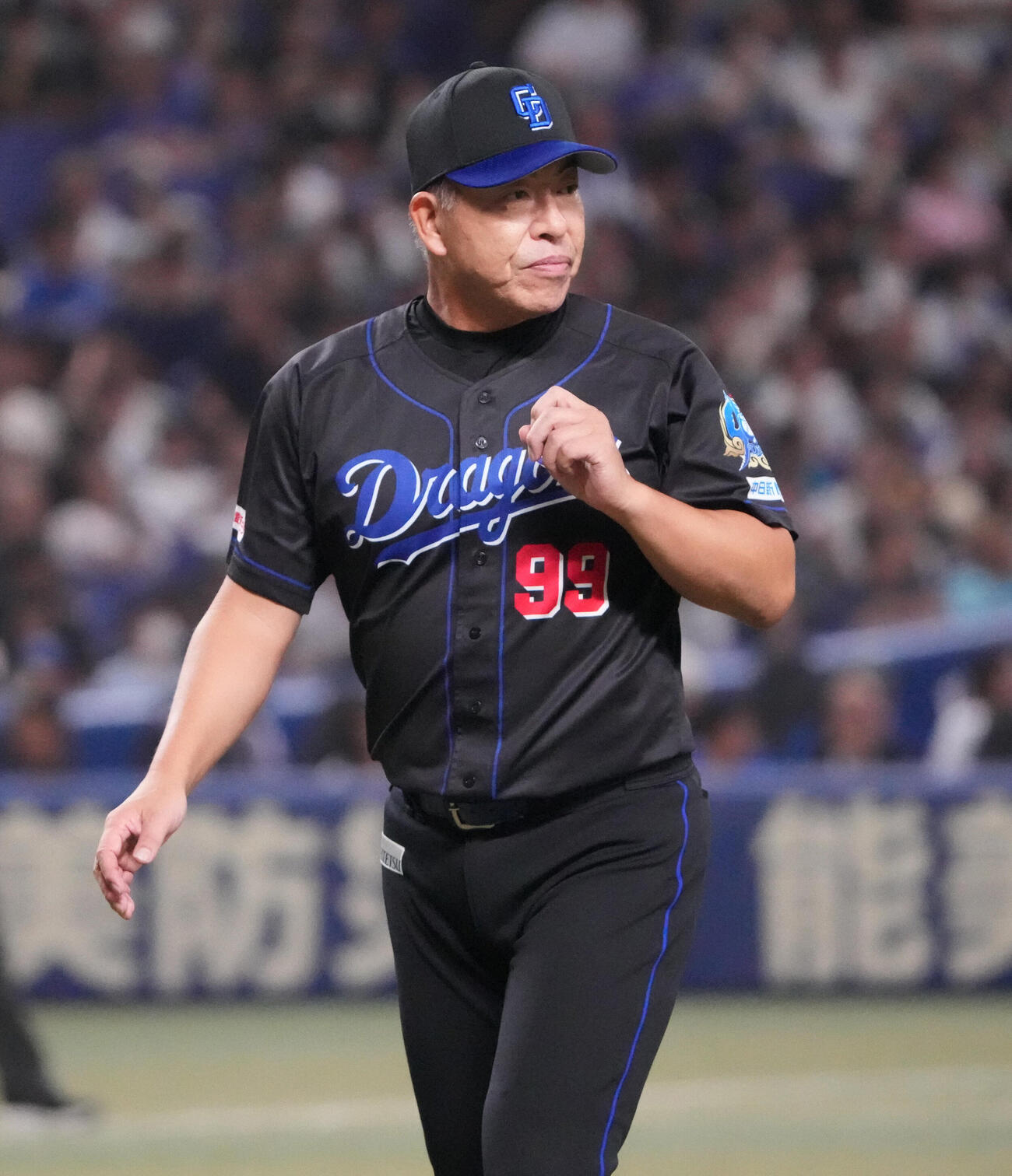 中日対ヤクルト　4回表ヤクルト2死一、三塁、投手交代を告げベンチへ戻る井上一樹監督（撮影・森本幸一）