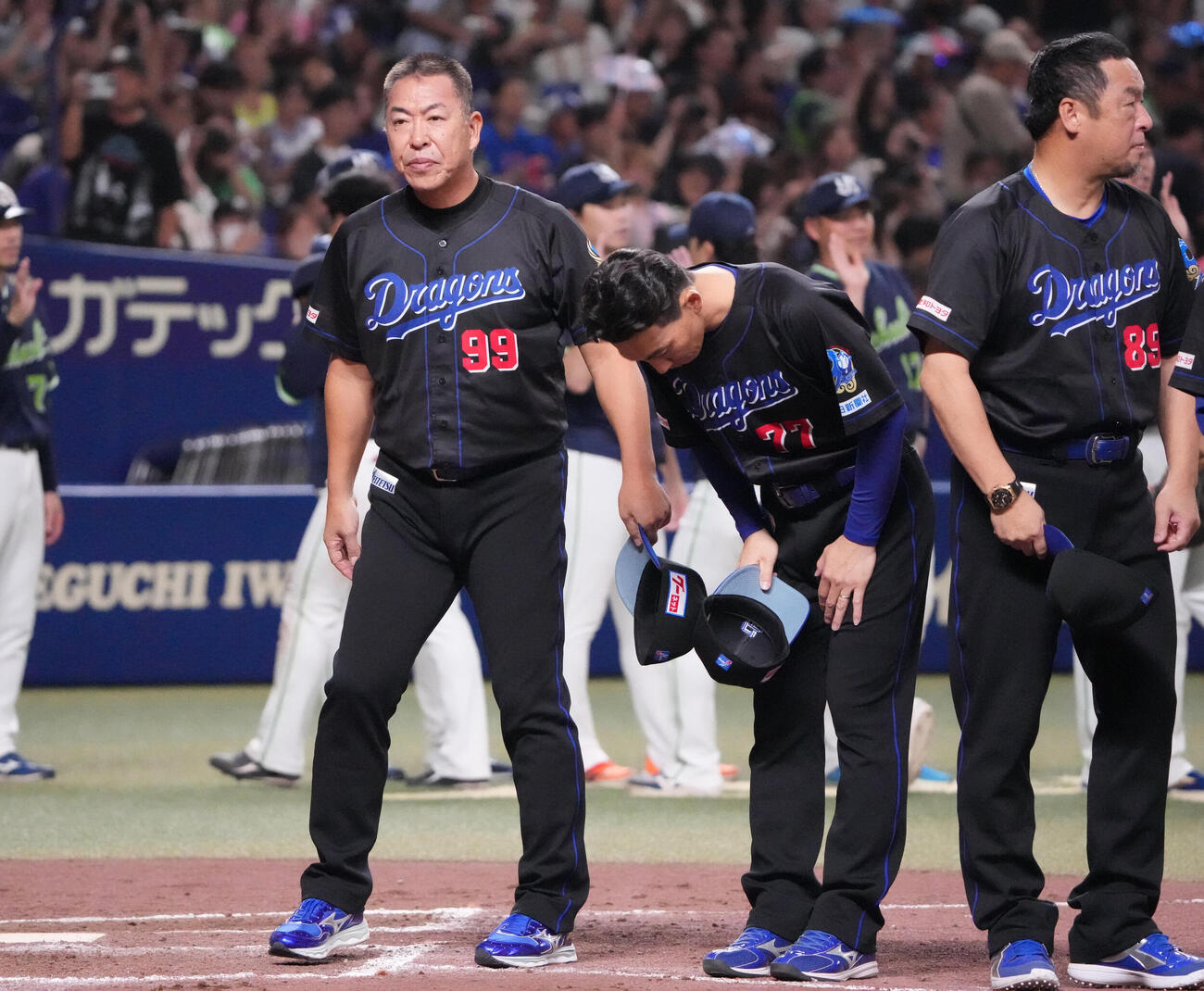 中日対ヤクルト　試合後、中日井上一樹監督（手前・左）は整列しスタンドの観客にあいさつをする（撮影・森本幸一）