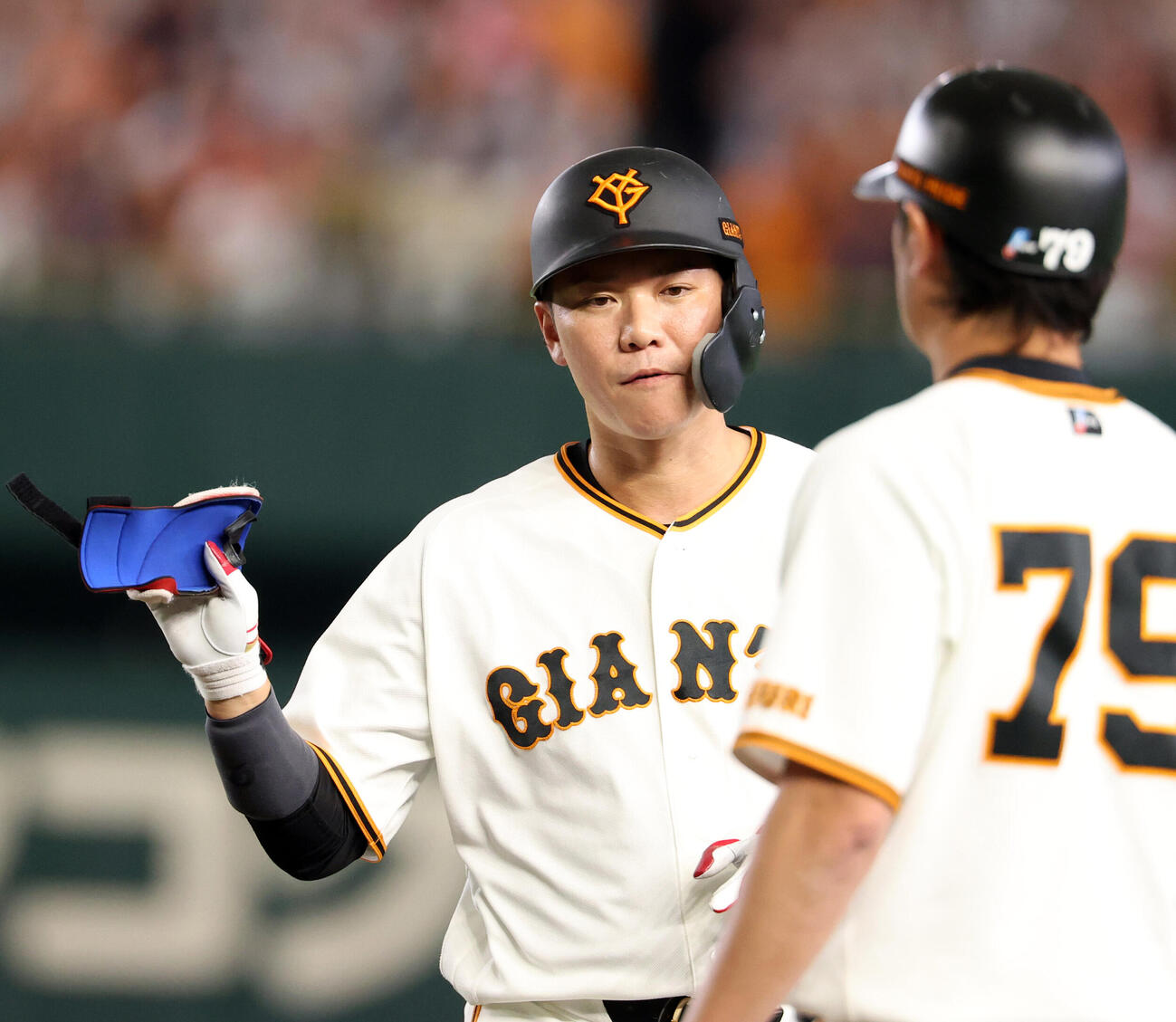 巨人対阪神　2回裏巨人無死、坂本勇人は左前打を放ちベンチに手を上げる（撮影・浅見桂子）