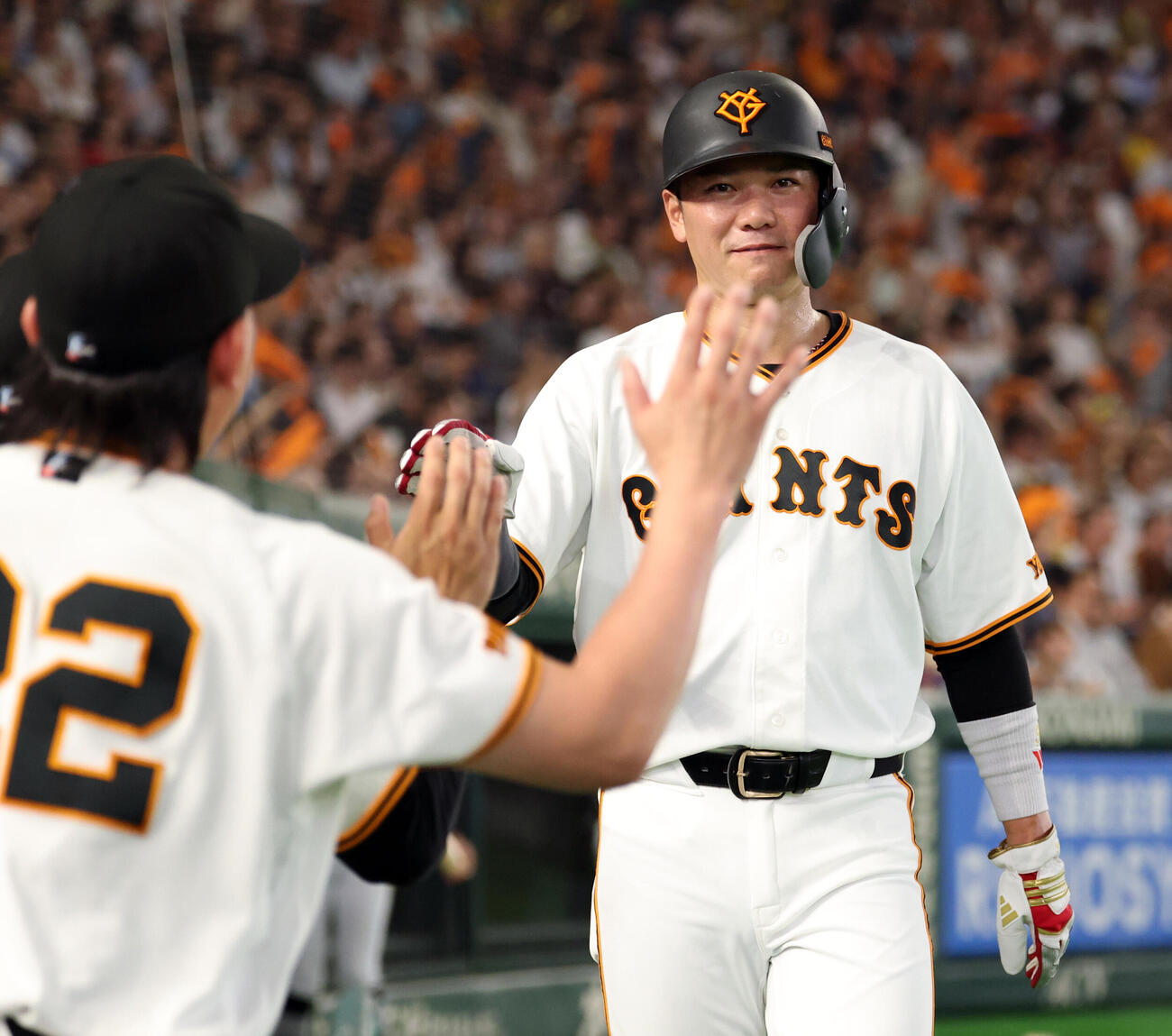 巨人対阪神　2回裏巨人1死一、三塁、松本剛の先制適時二塁打で生還した坂本勇人は笑顔でナインとハイタッチ（撮影・浅見桂子）