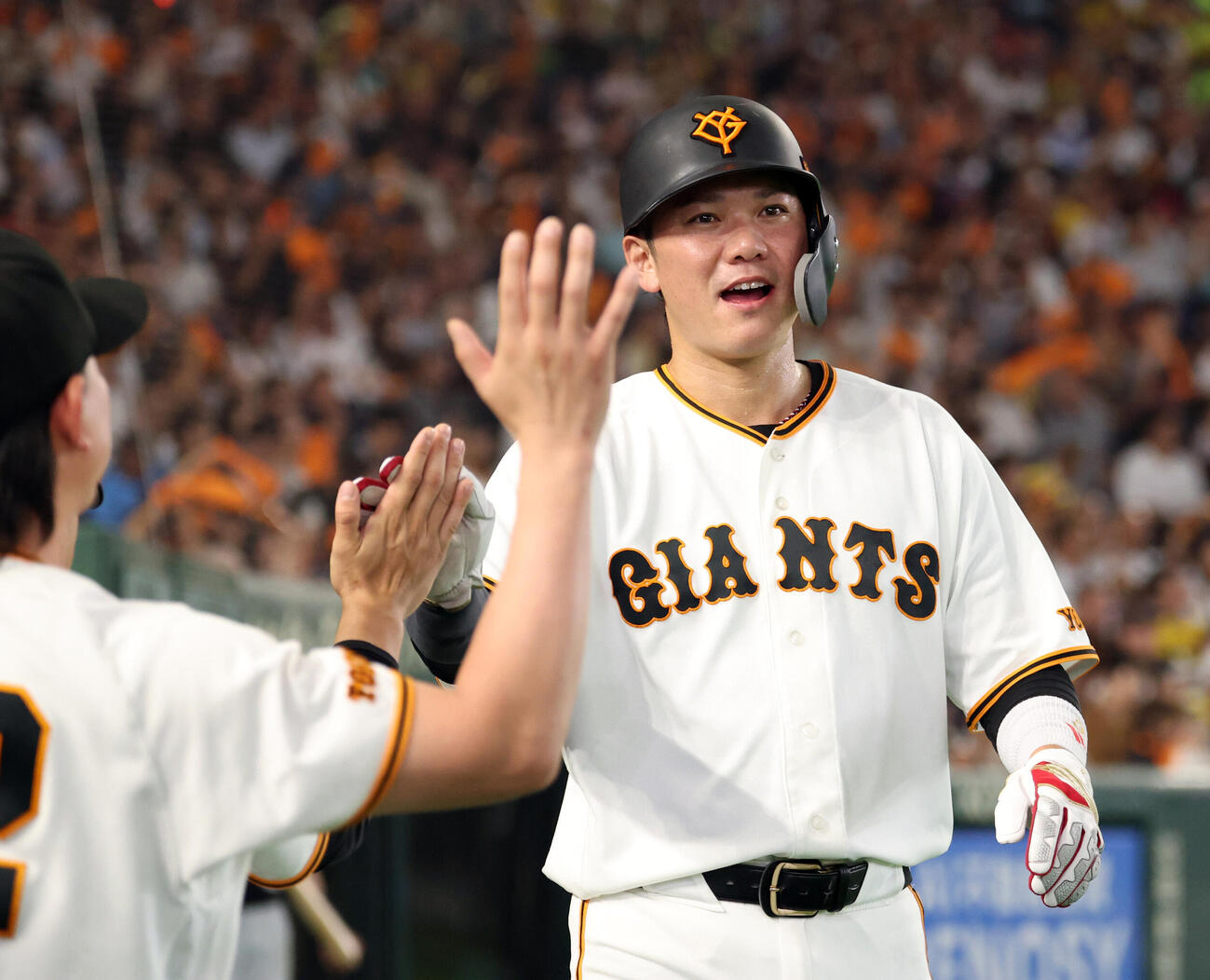巨人対阪神　2回裏巨人1死一、三塁、松本剛の先制適時二塁打で生還した坂本勇人は笑顔でナインとハイタッチ（撮影・浅見桂子）