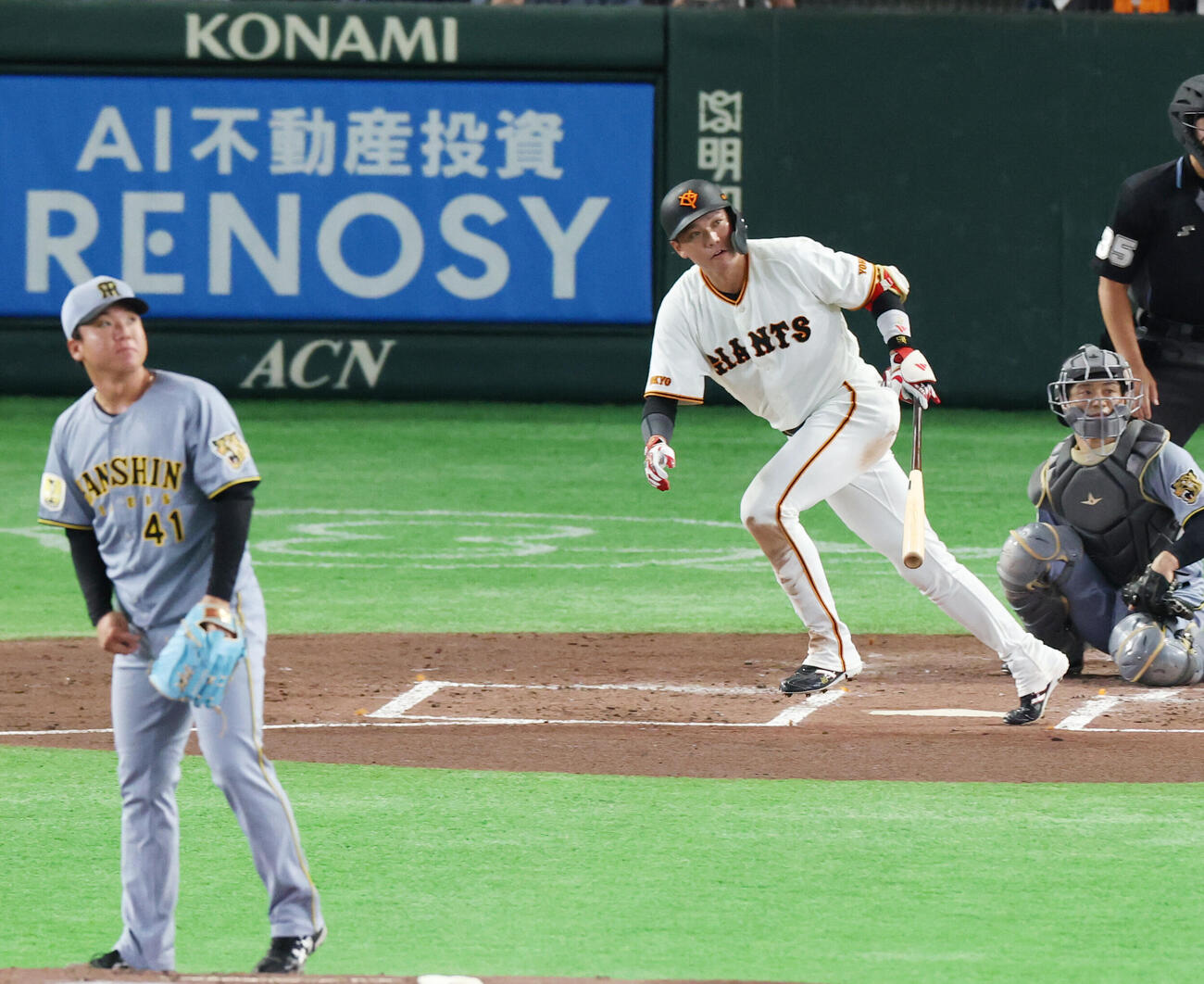 巨人対阪神　2回裏巨人無死、安打を放つ坂本勇人。投手は村上頌樹（撮影・増田悦実）