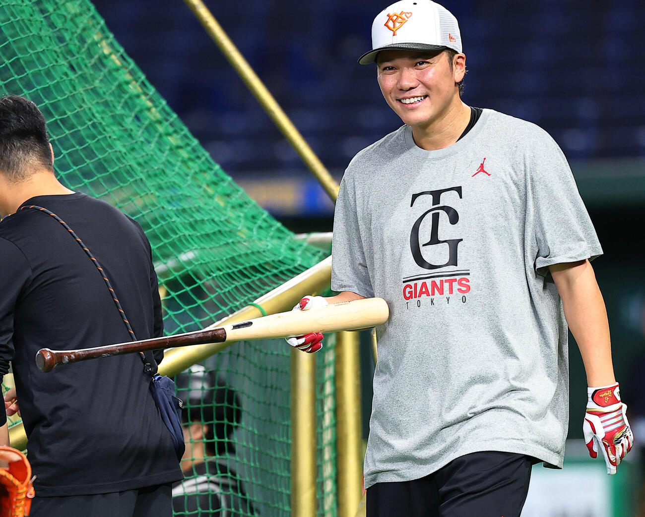 巨人対阪神　練習で笑顔をみせる巨人坂本勇人（撮影・野上伸悟）