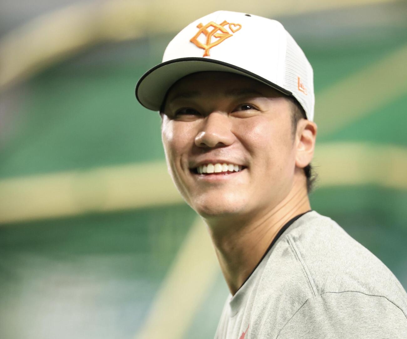 巨人対阪神　ティー打撃中、笑顔の巨人坂本勇人(撮影・浅見桂子)