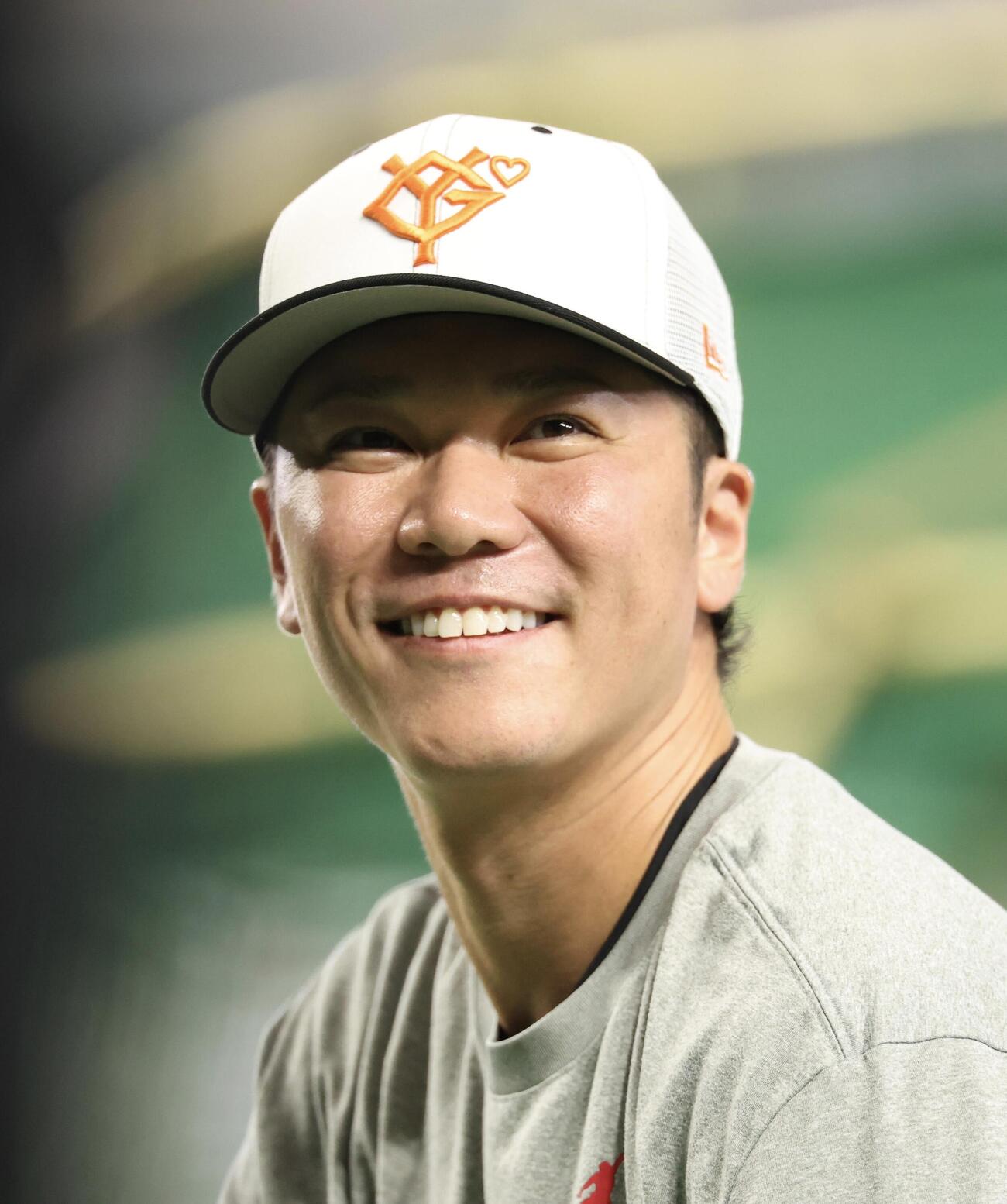 巨人対阪神　ティー打撃中、笑顔の巨人坂本勇人(撮影・浅見桂子)